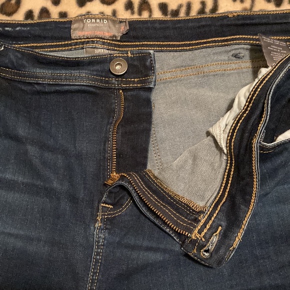 2 for $35 TORRID JEANS Women’s Size 24 TORRID Crop Midfit Super Skinny Super - Picture 3 of 10